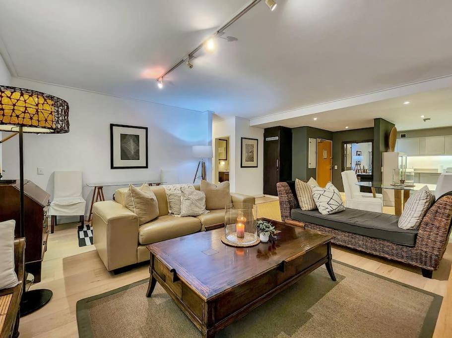 Cozy And Stylish With Exceptional Views! Apartment